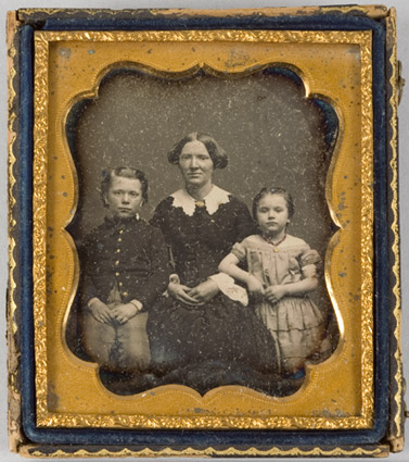 Daguerreotype, Mother and two children, Image 1