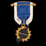 849-164_4_DAR-Members-Badge